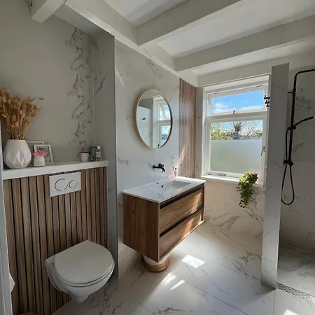 Canal View, Roofterrace Daire *